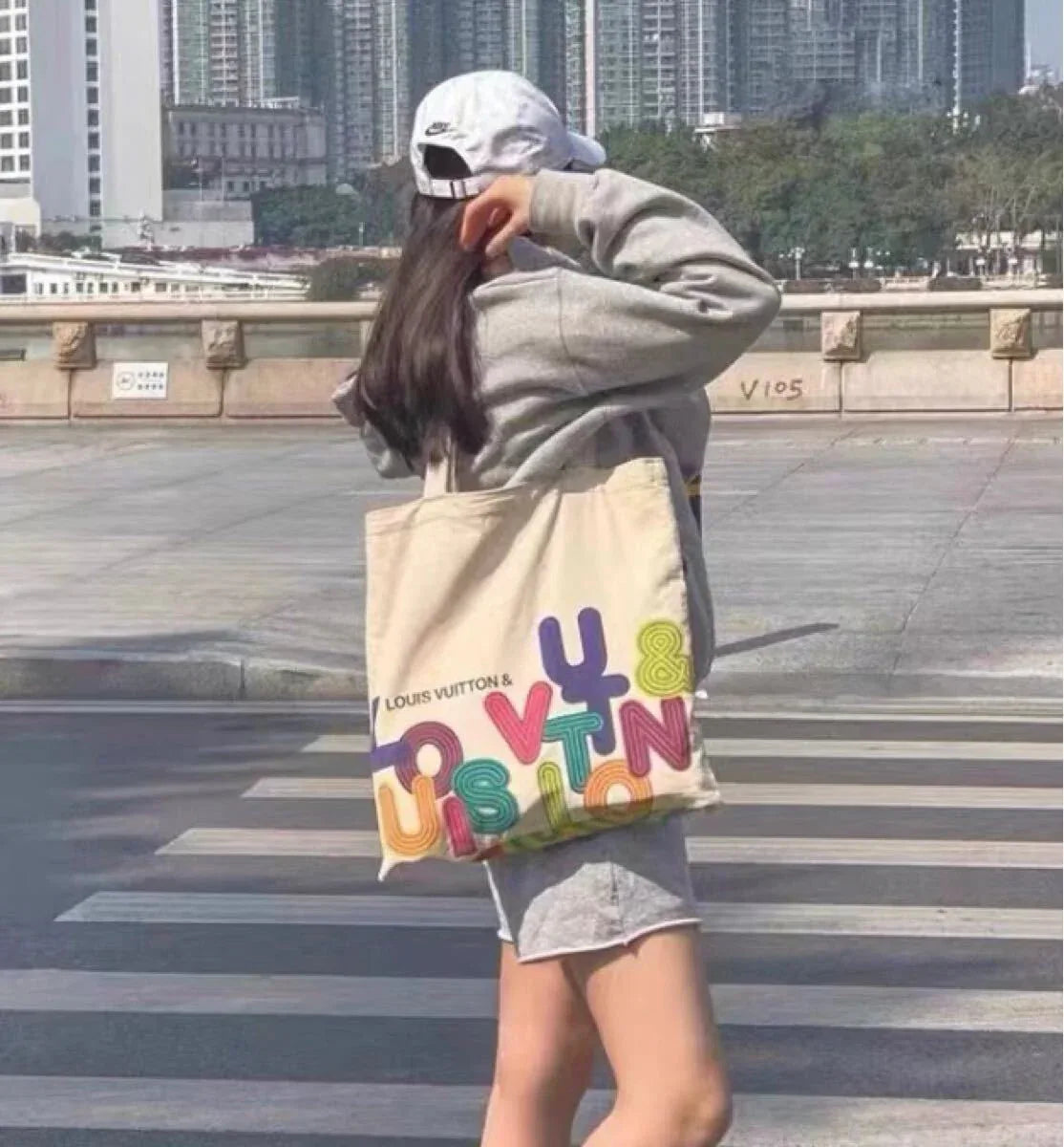 louis_vuitton_shenzhen_exhibition_novelty_tote_bag99694022167394 - zeitlos.