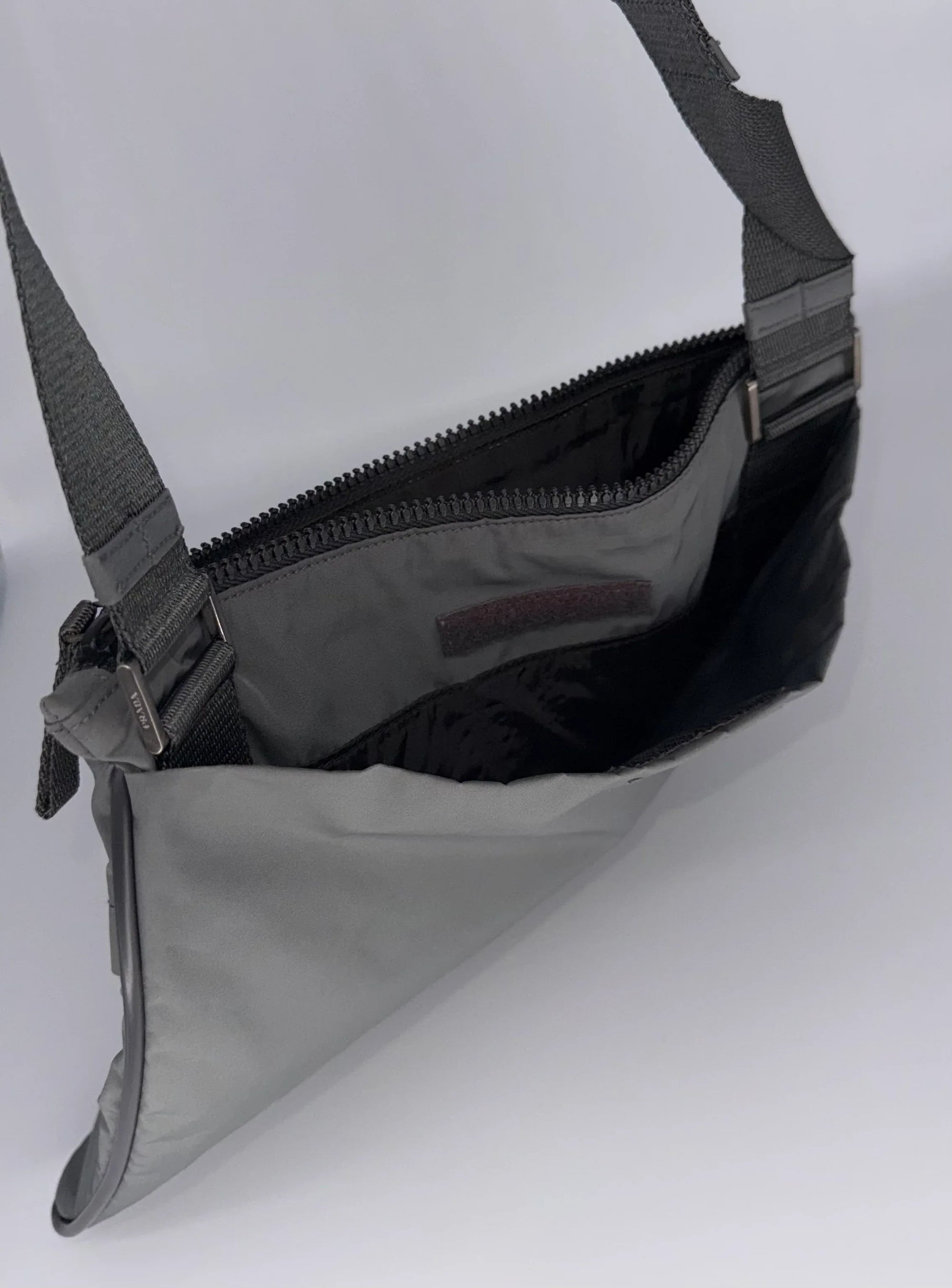 prada_sport_linea_rossa_utility_bag99694087048035 - zeitlos.