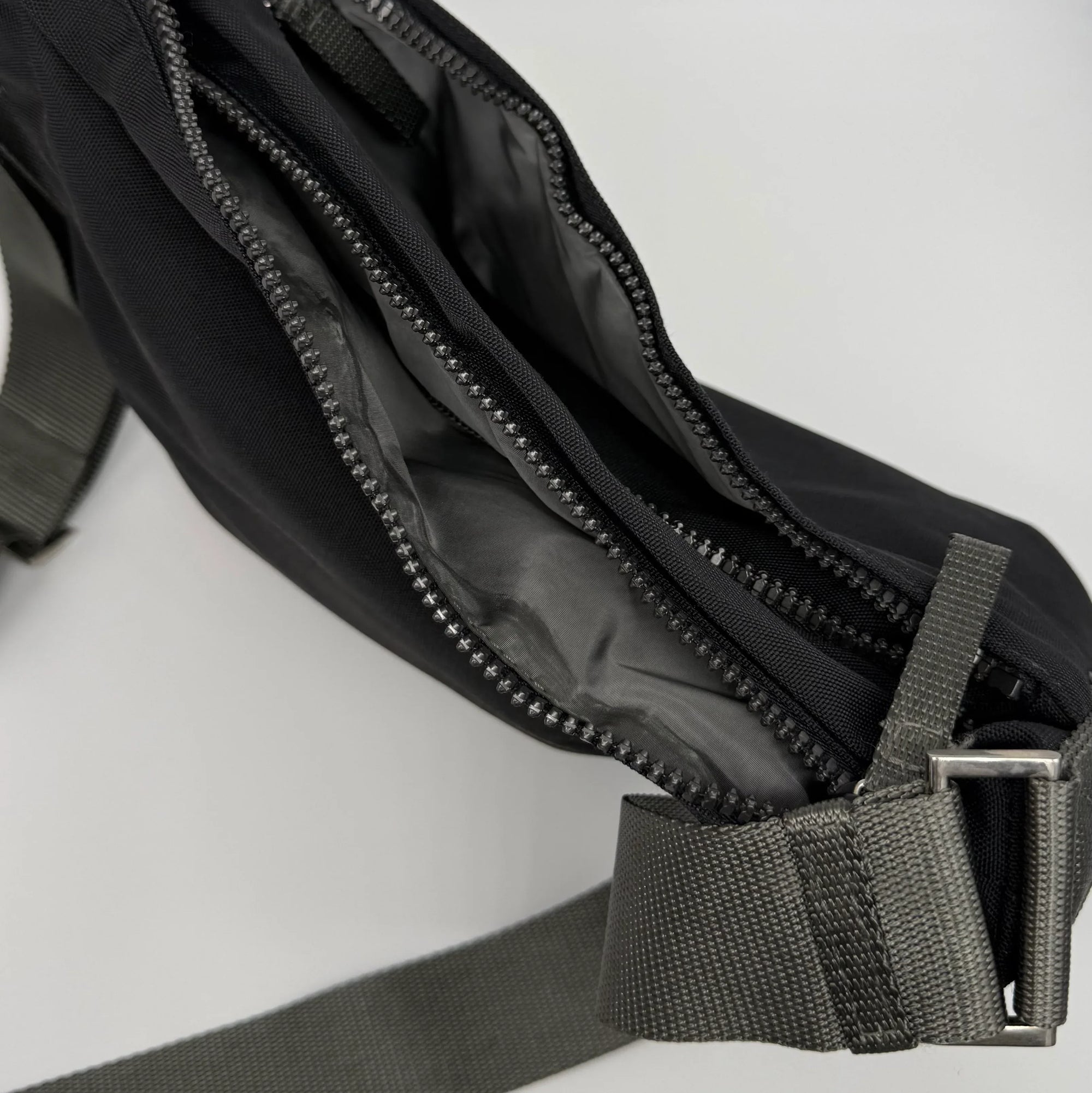 prada_sport_nylon_canvas_crossbody_bag99694038551392 - zeitlos.