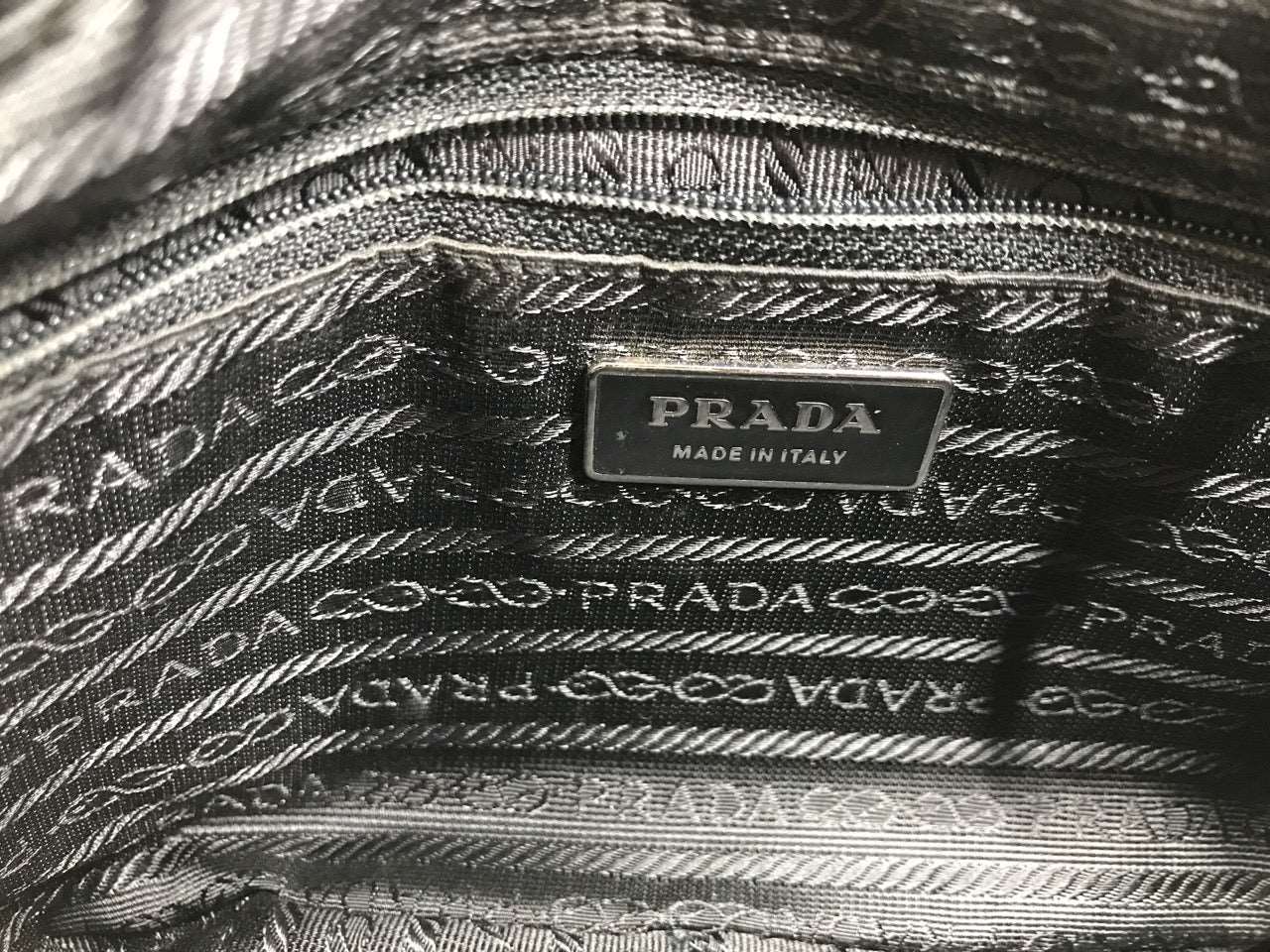 prada_triangle_shoulder_bag_black96566148467553 - zeitlos.